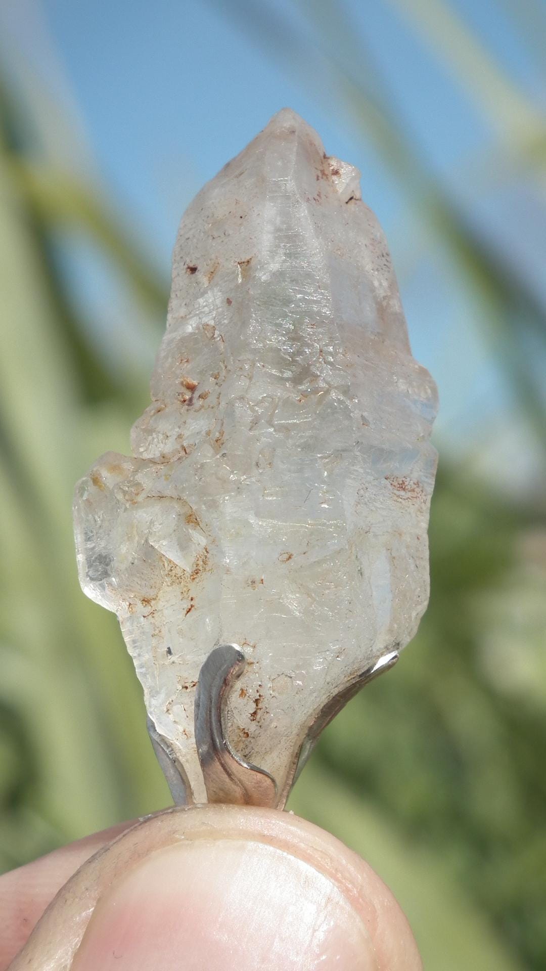 Uv reactive crystal pendant // Petroleum quartz // Terminated quartz