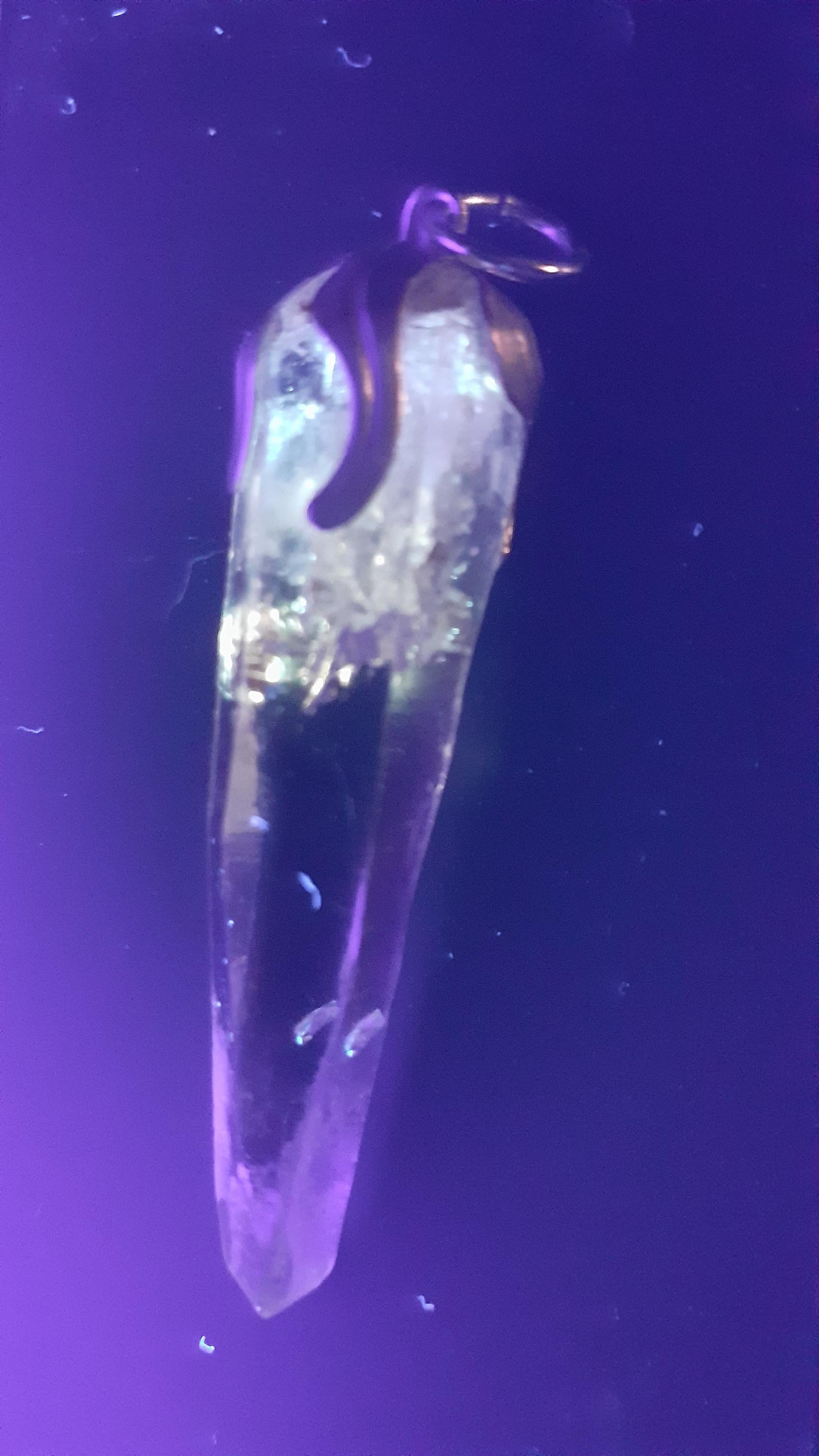 Uv reactive crystal pendant // Petroleum quartz // Terminated quartz