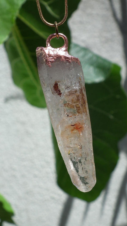 Uv reactive crystal pendant // Petroleum quartz // Terminated quartz
