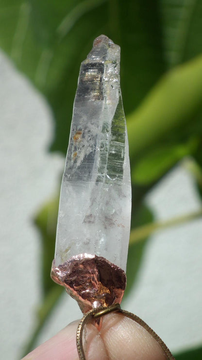 Uv reactive crystal pendant // Petroleum quartz // Terminated quartz