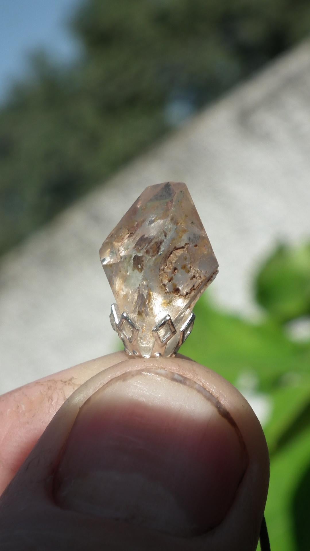 Uv reactive crystal pendant // Petroleum quartz // Terminated quartz