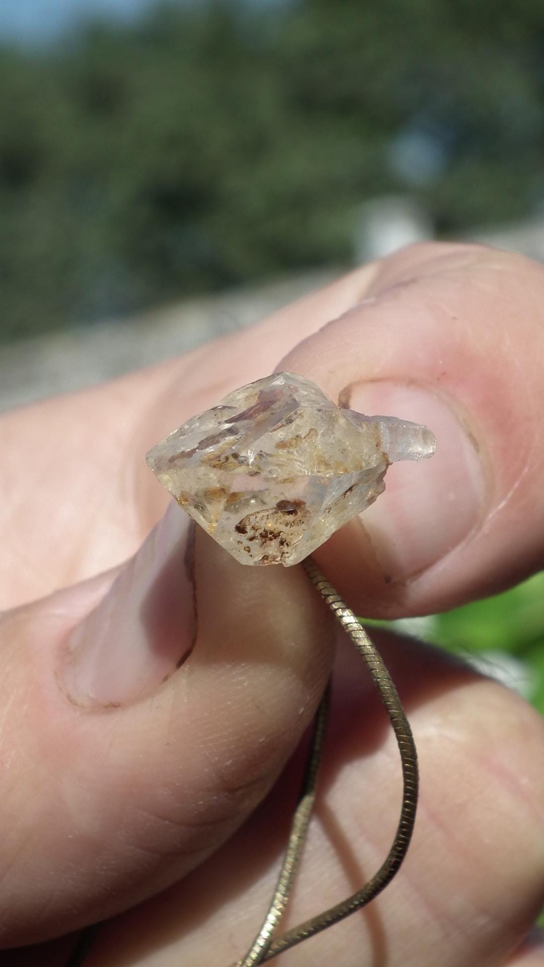 Uv reactive crystal pendant // Petroleum quartz // Terminated quartz