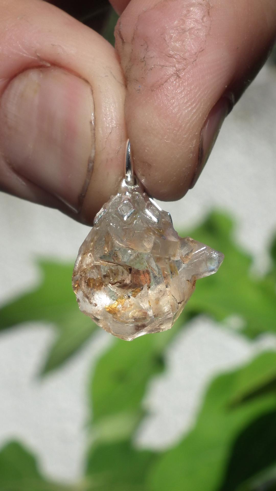 Uv reactive crystal pendant // Petroleum quartz // Terminated quartz