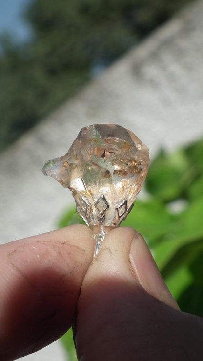 Uv reactive crystal pendant // Petroleum quartz // Terminated quartz