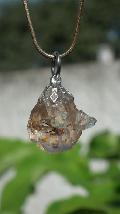 Uv reactive crystal pendant // Petroleum quartz // Terminated quartz