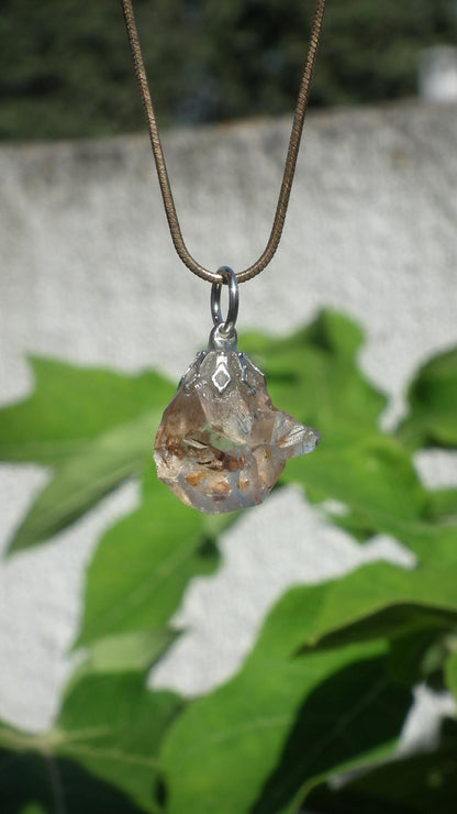 Uv reactive crystal pendant // Petroleum quartz // Terminated quartz