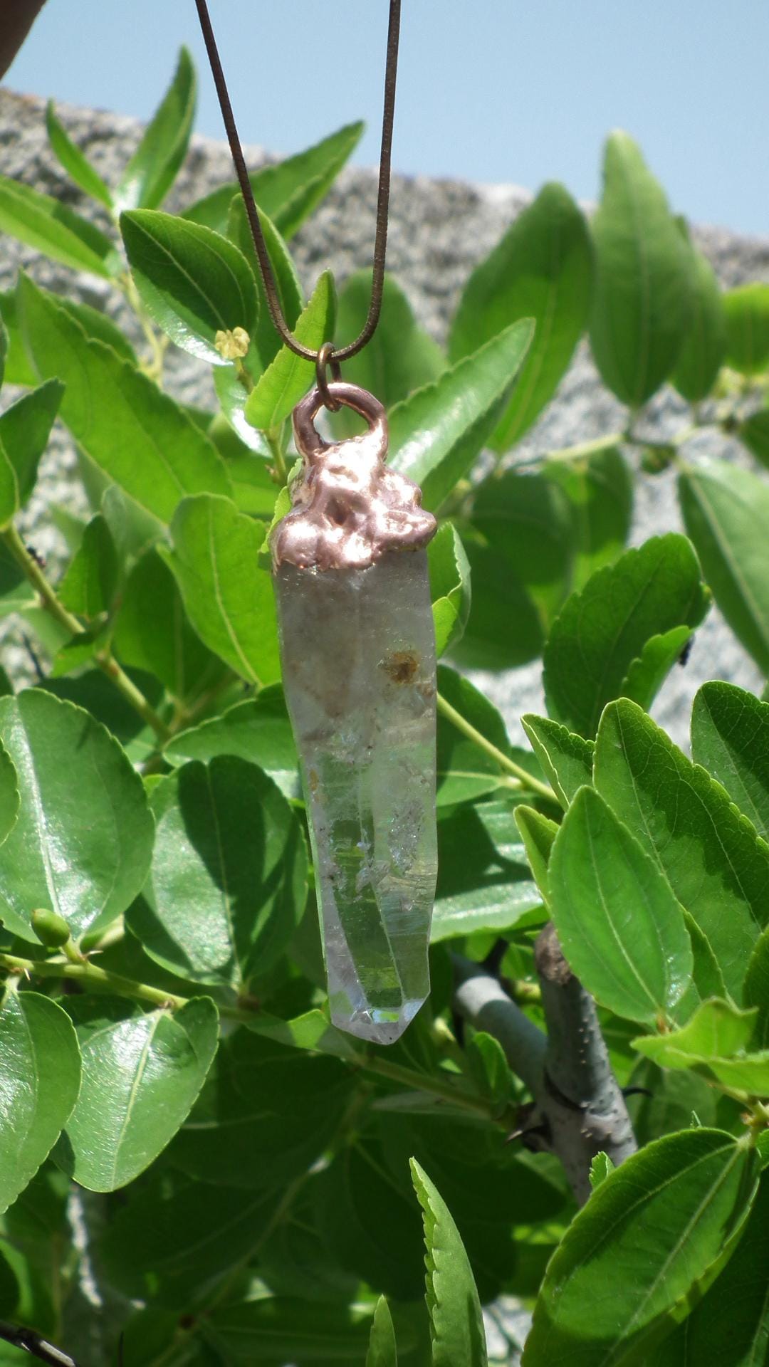 Uv reactive crystal pendant // Petroleum quartz // Terminated quartz