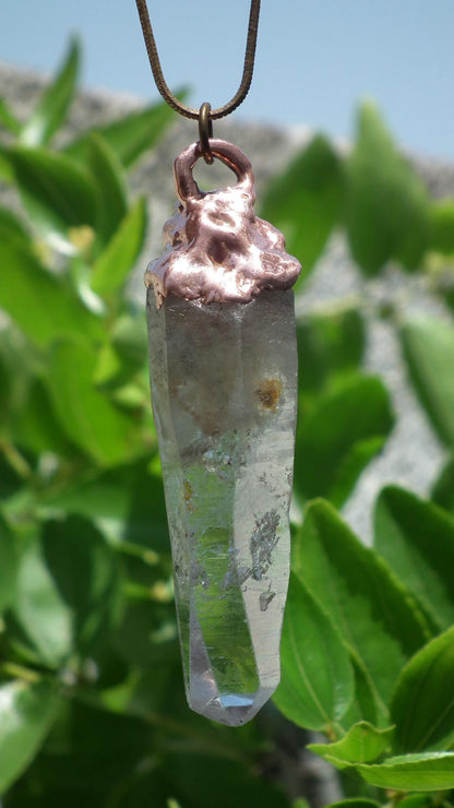 Uv reactive crystal pendant // Petroleum quartz // Terminated quartz