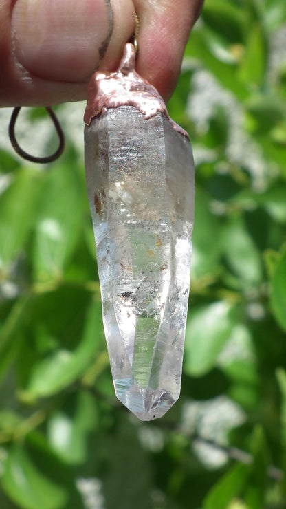 Uv reactive crystal pendant // Petroleum quartz // Terminated quartz