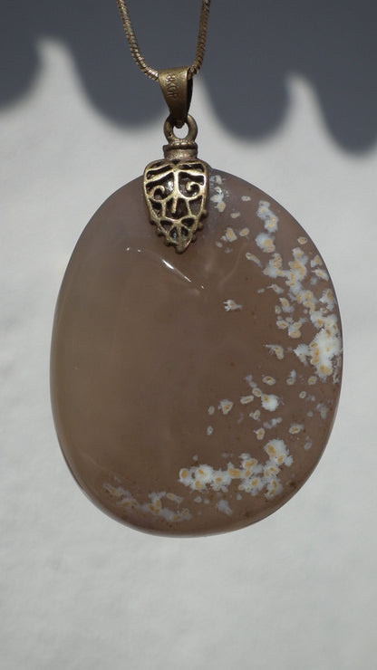 Agate pendant with Bronze bail