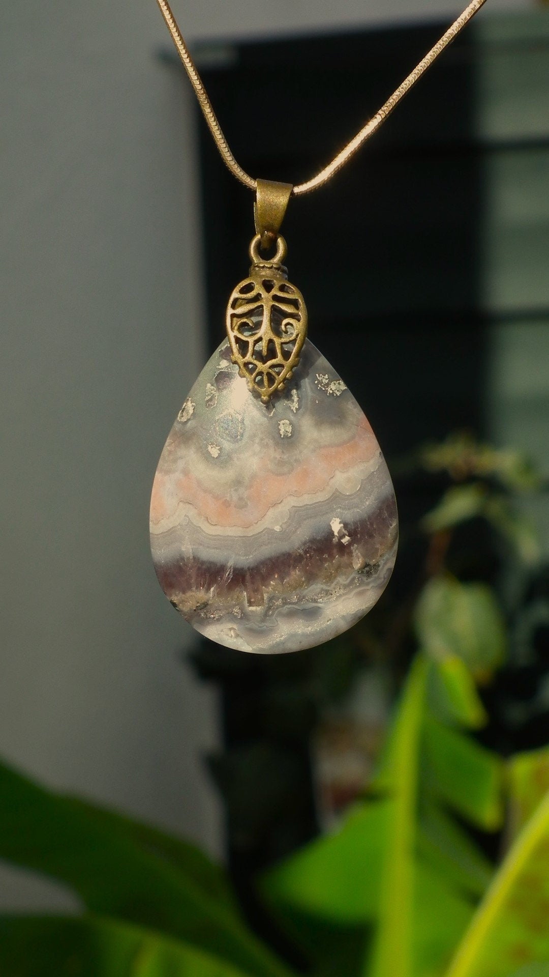 Agate necklace with bronze bail